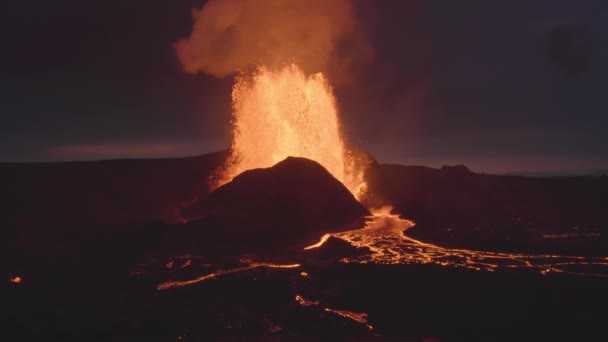 2021 Alacakaranlık Karanlığında Güçlü Volkanik Patlama — Stok video