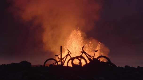 Mountainbike Silhouetten Voor Uitbarsting Ijsland — Stockvideo
