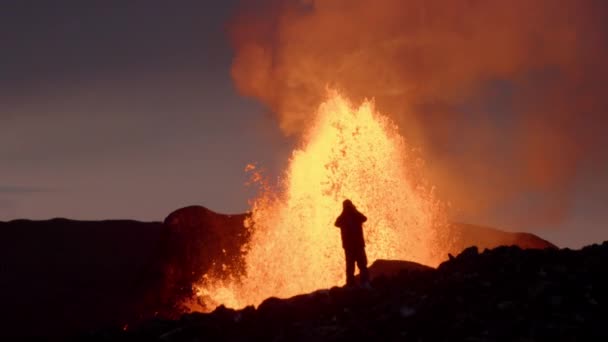 Силуэт Фотографа Мощный Извержение Вулкана Исландия 2021 — стоковое видео