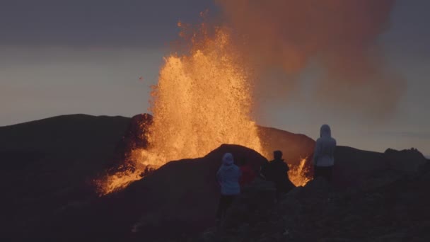 Åskådare Tittar Kraftfulla Vulkanutbrott Island 2021 — Stockvideo