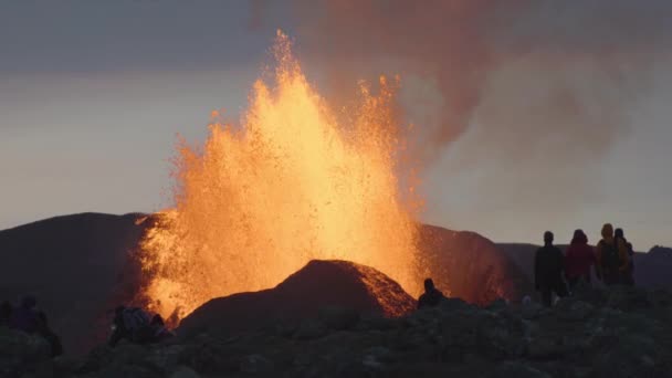 Group Spectators Watching Powerful Volcanic Eruption Iceland 2021 — Stock Video