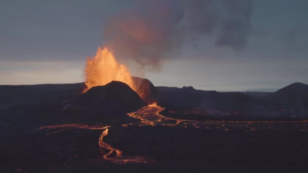 夕暮れ時の強力な火山噴火の風景アイスランド2021 — ストック動画
