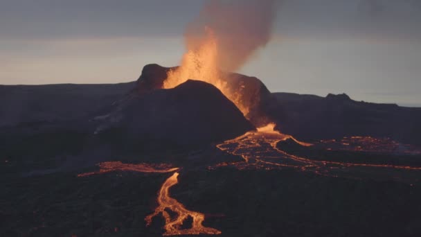 Сценическое Мощное Извержение Вулкана Переполняет Лавовые Реки Исландии 2021 Года — стоковое видео