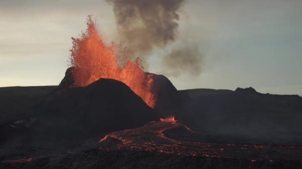 Close Smoky Volcanic Eruption Overcast Day Iceland 2021 — Stock Video