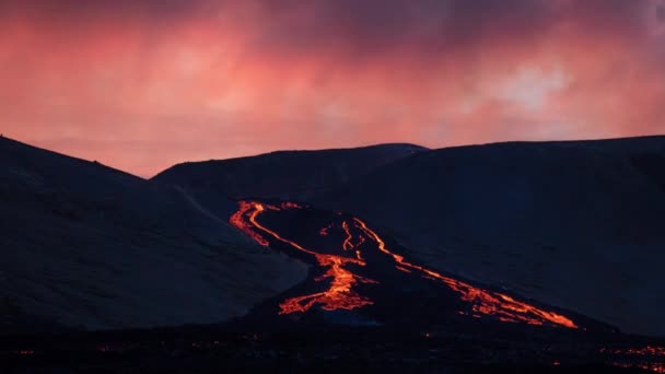 Lava Fließt Der Abenddämmerung Den Berghang Hinunter Island — Stockvideo