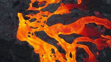 Lav nehirlerinin üzerinde uçan İzlanda patlaması