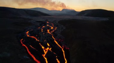 Volkan krateri lav nehirleri antenden İzlanda 'ya doğru uçuyor.