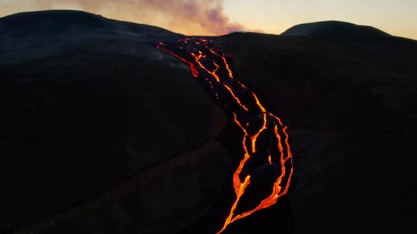 溶岩川を空中で飛ぶアイスランドの噴火 — ストック動画
