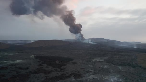 Létání Nad Sopečnou Krajinou Směrem Erupci Kouř Island Vzduchu — Stock video