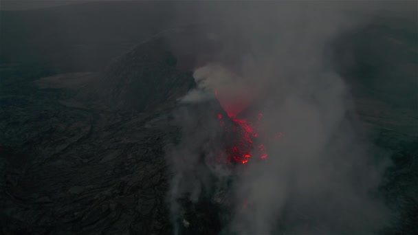 Luchtvaart Naar Voren Rokende Vulkaankrater Ijsland 2021 — Stockvideo