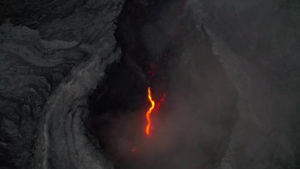 Volando Sobre Río Del Cráter Del Volcán Mirando Hacia Abajo — Vídeos de Stock