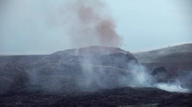 Tüten volkan konisi İzlanda 2021 üzerinde uçan kuş sürüsü.