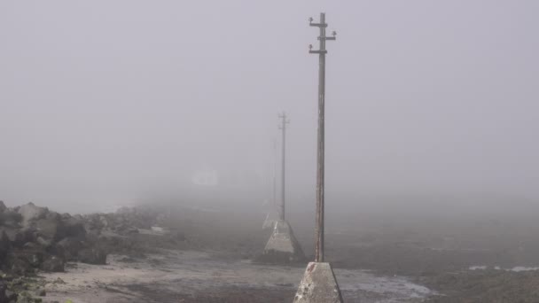 Телефонные Столбы Исчезают Тумане Маяку Гротта Исландия — стоковое видео
