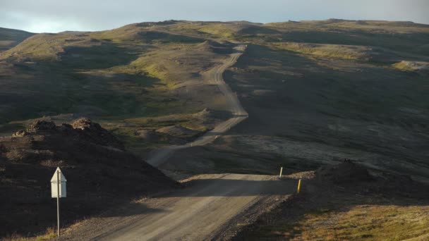 아이슬란드 지대에서 산길을 달리는 — 비디오