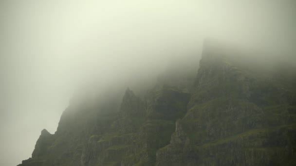 Nebel Wälzt Sich Über Zerklüftete Neblige Berge Island — Stockvideo