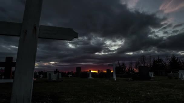 Cimitir Cruce Glisante Împușcat Timp Expirare Nori Întunecați Răi — Videoclip de stoc