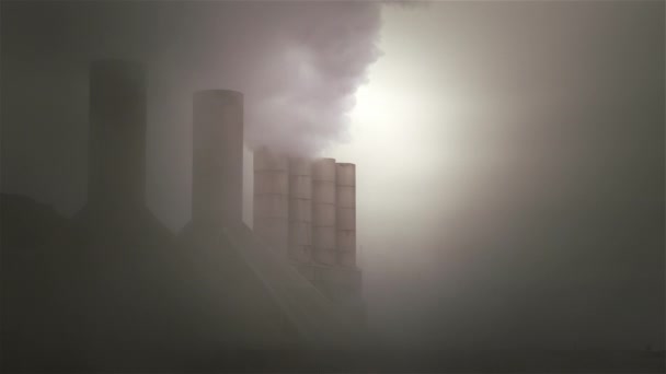 煙の山は曇った空を汚染して太陽を遮り — ストック動画