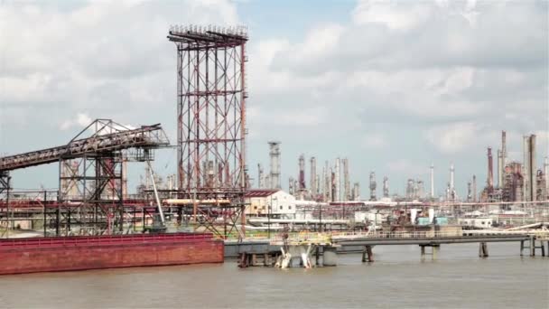 Pilas Humo Refinería Petróleo Largo Del Río Mississippi — Vídeo de stock