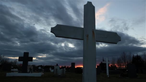 Cimitero Croce Colpo Scorrevole Male Scuro Cielo Nuvoloso Rosso Alba — Video Stock