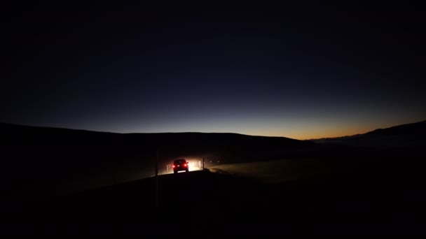 Carro Dirigindo Através Passo Montanha Anoitecer Vale Nevoeiro Islândia — Vídeo de Stock