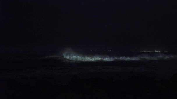 Search Light Breaking Waves Night — Stock Video