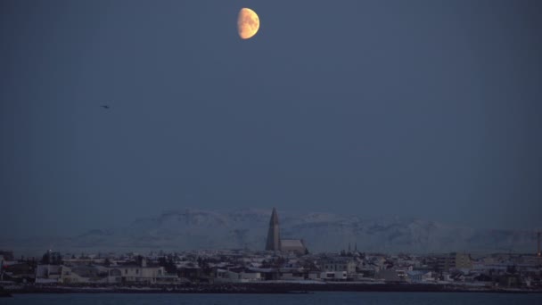 Helicóptero Volando Bajo Luna Sobre Reikiavik Durante Invierno — Vídeos de Stock