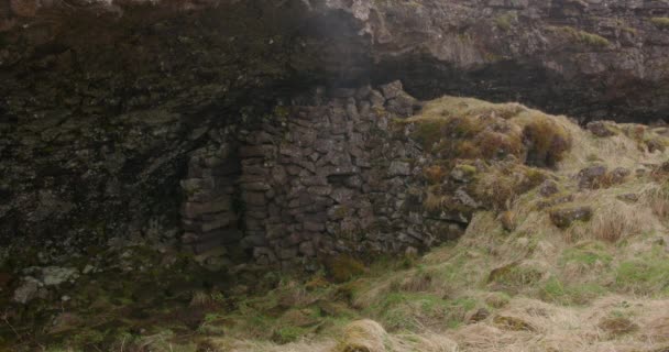 Casa Piedra Histórica Bajo Repisa Cueva Burfellsgja Islandia Cerca — Vídeos de Stock