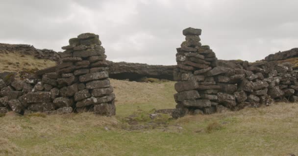 Entrada Pared Piedra Granja Ovejas Histórica Burfellsgja Islandia Nublado — Vídeos de Stock