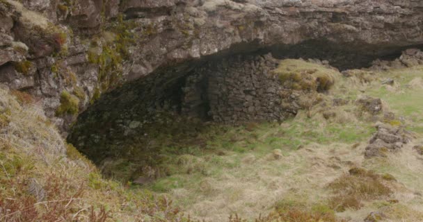 Casa Histórica Césped Piedra Bajo Cornisa Cueva Burfellsgja Islandia — Vídeos de Stock