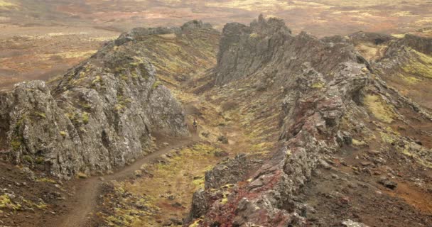 Biker Gunung Naik Ngarai Vulkanik Burfellsgja Islandia — Stok Video