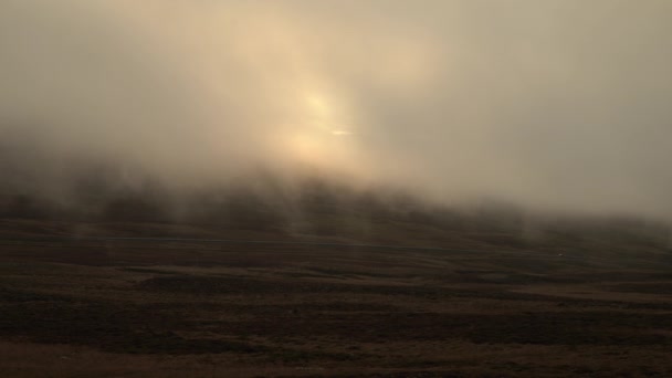 在低云下的山路上驾驶的独行车 — 图库视频影像