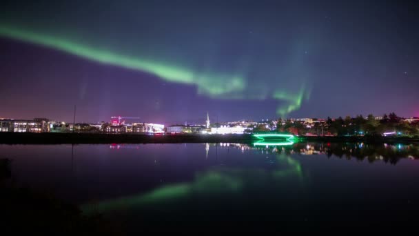 Aurora Boreal Reflejándose Estanque Tjornin Reykjavik — Vídeos de Stock