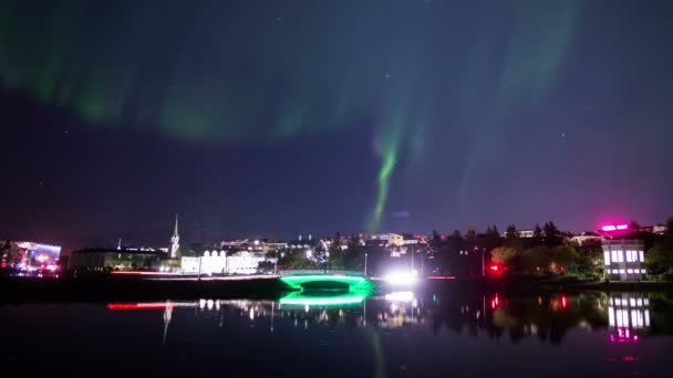 Aurora Boreal Reflejándose Estanque Tjornin Reykjavik — Vídeo de stock