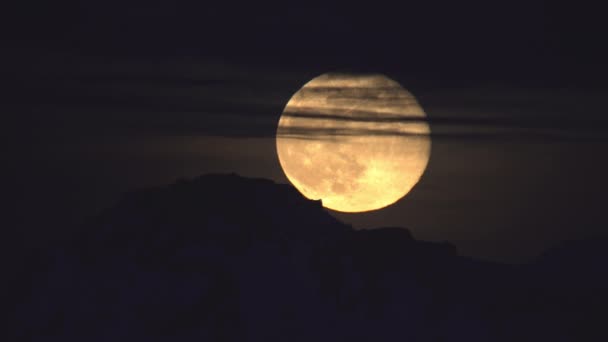 Luna Llena Detallada Que Sube Sobre Nubes Montaña Islandia — Vídeos de Stock