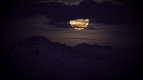 Жуткая Полная Луна Поднимается Над Горами Темные Облака — стоковое видео