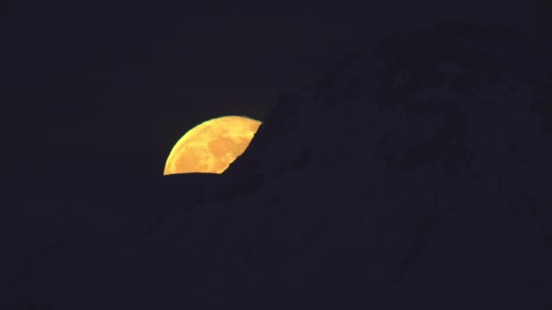 満月の山のピークの後ろに消える — ストック動画