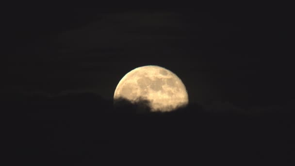 Полная Луна Поднимается Над Темными Облаками — стоковое видео