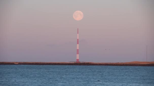 Luna Llena Sobre Torre Del Transmisor Junto Mar — Vídeos de Stock