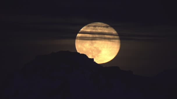 Super Lua Cheia Subindo Atrás Montanhas Nuvens Wispy — Vídeo de Stock