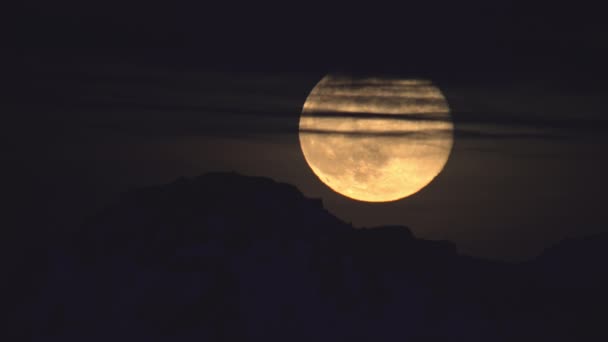 Luna Piena Attraverso Nuvole Vaporose Sulle Montagne — Video Stock