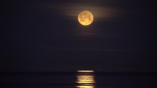 Pełnia Księżyca Przez Mgliste Chmury Odbijające Się Spokojnym Oceanie Nad — Wideo stockowe