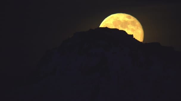 Luna Llena Detallada Cerca Levantándose Detrás Las Montañas Islandia — Vídeos de Stock