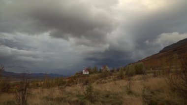 Küçük taşra kilisesi fırtına bulutları altında