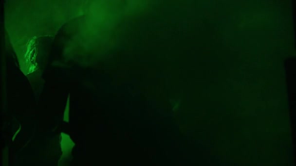 Groupe Heavy Metal Jouant Dans Brouillard Sombre Épais — Video