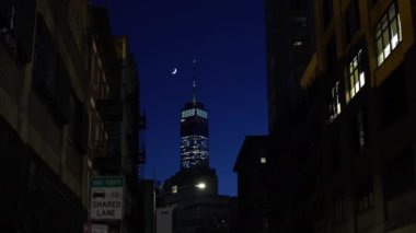 Özgürlük Kulesi 'nin üzerinde hilal ayı, Manhattan' da açık bir gece.