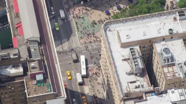 纽约曼哈顿繁忙的交叉口朝下看 — 图库视频影像