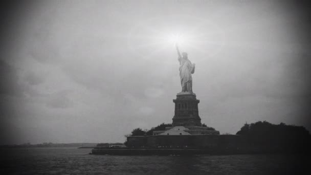 Old Film Style Nostalgic Statue Liberty — Stock Video