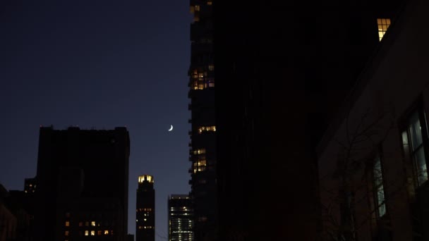 Sichel Mond Über Manhattan Nachbarschaft Klaren Nachthimmel Einrichtungsaufnahme — Stockvideo