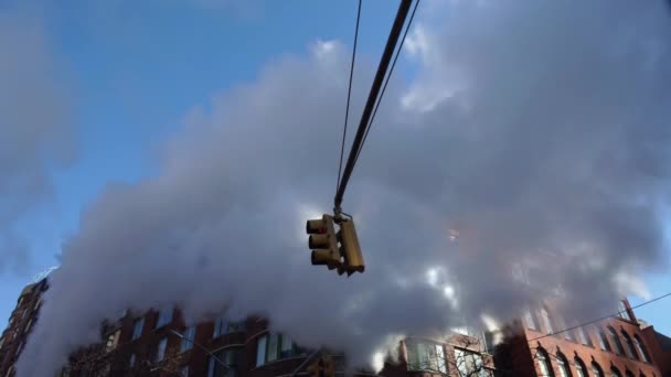 街道上冒出的蒸汽遮掩了纽约曼哈顿的红绿灯和公寓楼 — 图库视频影像