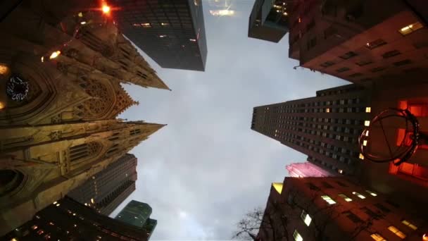Nyc Śródmieście Manhattan Patrząc Górę Drapacze Chmur Zima Niebo Światła — Wideo stockowe